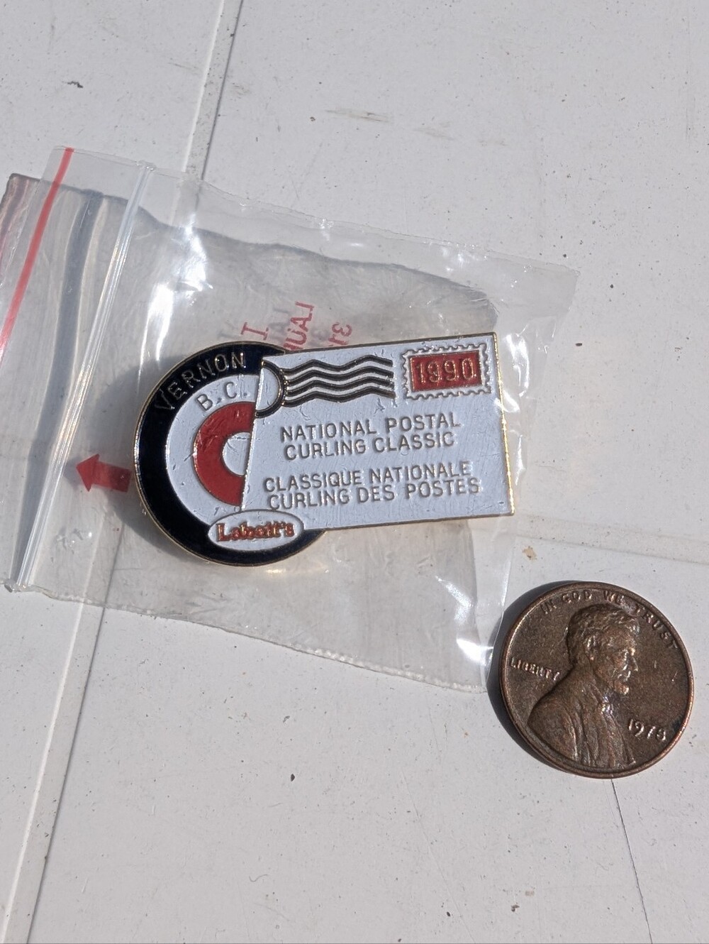 1990 Labatt National Postal Curling Classic Pin - Vernon, BC (NWT)